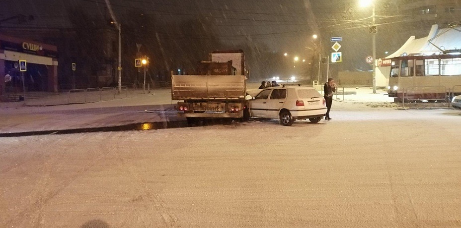 Два человека пострадали в ночной аварии с грузовиком в Челябинске