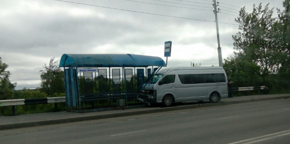 На шоссе Тюнина в Кургане микроавтобус протаранил остановку