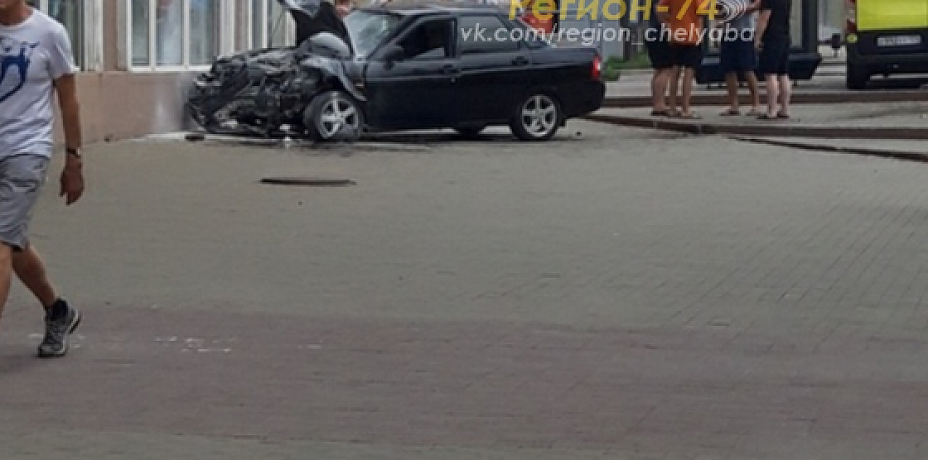 В Челябинске Lada Priora врезалась в банк на проспекте Ленина