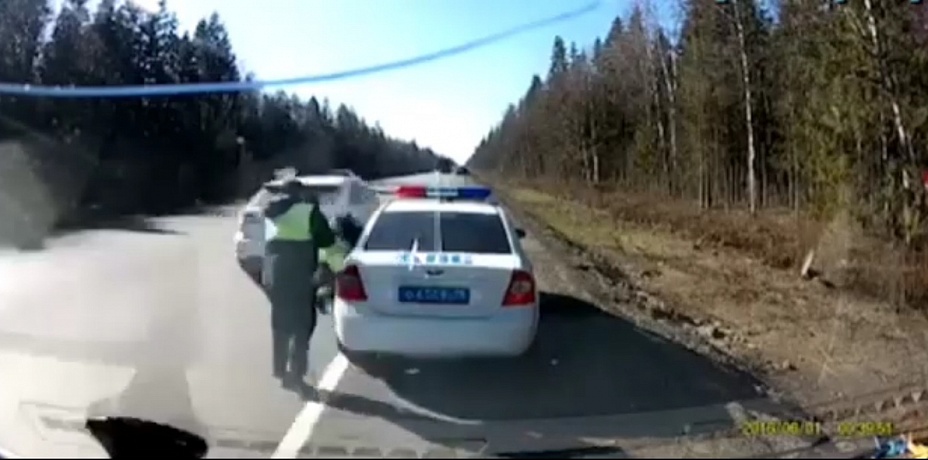 Лихач на огромной скорости сбил полицейского на трассе. Видео 18+