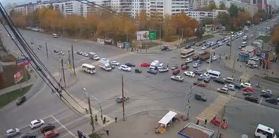 Движение на «северке» в Челябинске встало из-за ДТП с маршруткой