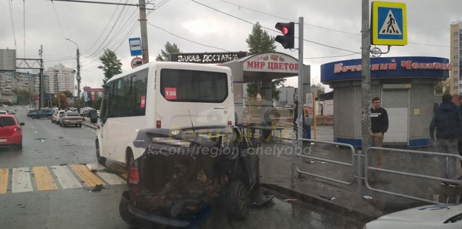 В Челябинске легковушка въехала в маршрутку после столкновения с другой машиной