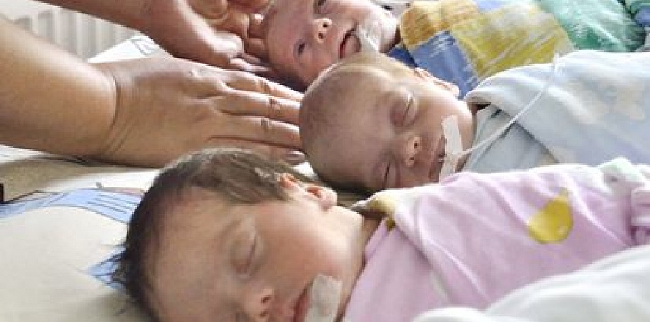 Девять пар двойняшек стали в сентябре пациентами челябинской больницы