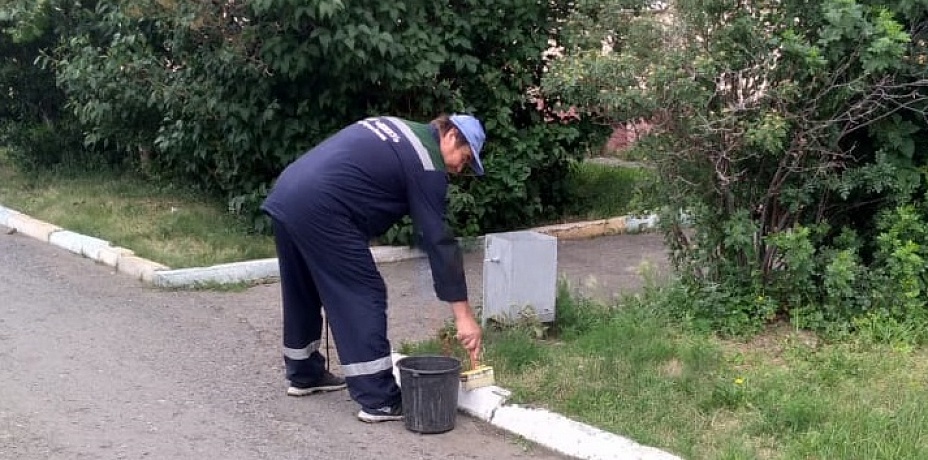 Челябинские коммунальщики помогли подготовить к зиме военный городок в Курганской области 