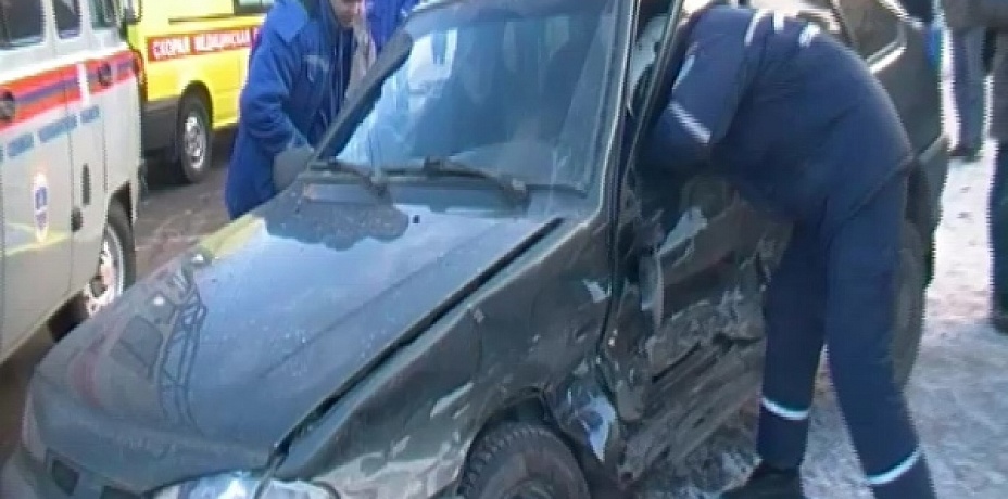 В Челябинске «четырнадцатая» снесла часть пешеходного ограждения в результате ДТП с иномаркой