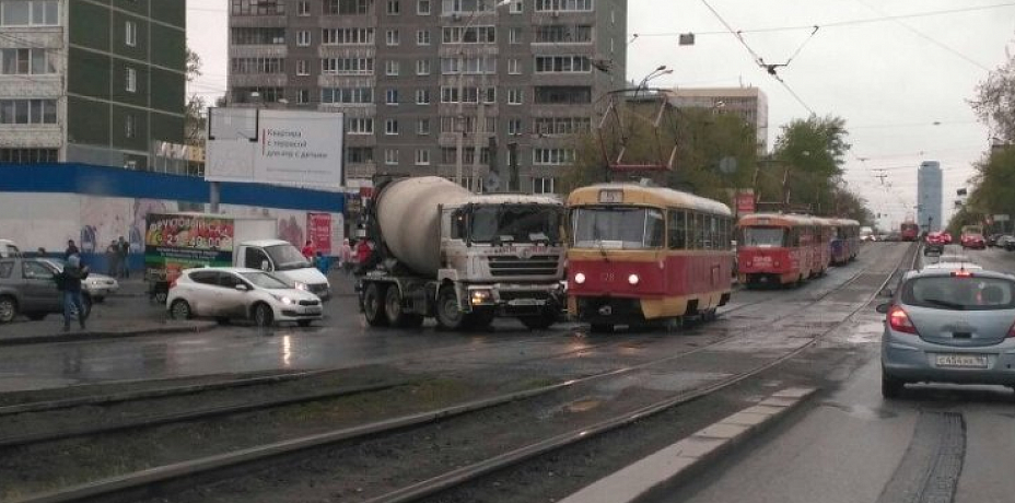 В Екатеринбурге бетономешалка врезалась в трамвай №5