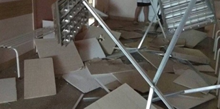 Потолок рухнул в поликлинике в Екатеринбурге (ФОТО)