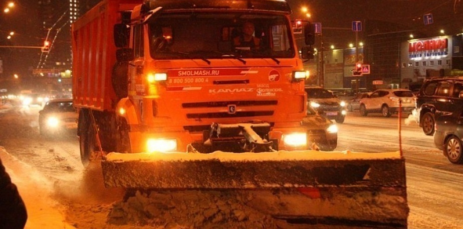Поливомоечные машины срочно переоборудовали в противогололедные из-за снегопада в Челябинске