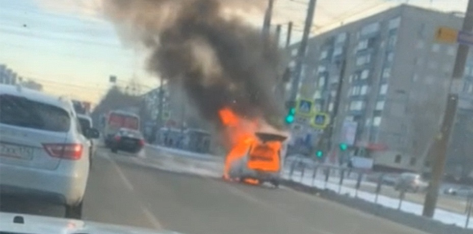 Горящая на дороге Челябинска иномарка попала на видео