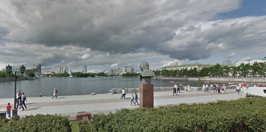 В Екатеринбурге на городском пруду перевернулся катер с людьми