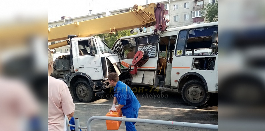 Автокран протаранил маршрутки в Челябинске. Есть погибшие