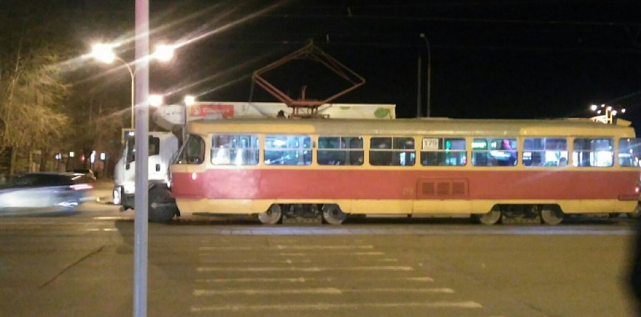 В Екатеринбурге на Уралмаше грузовик протаранил трамвай