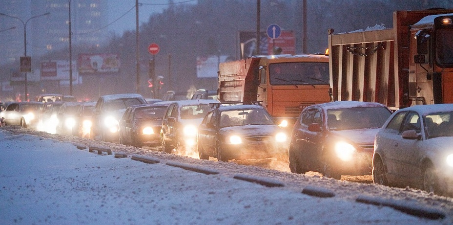 Снегопад спровоцировал сильные пробки в Челябинске
