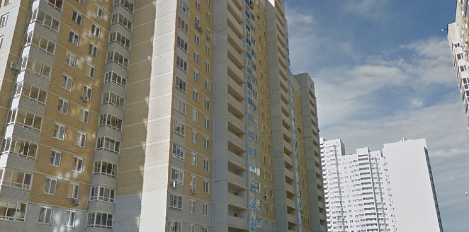 В Екатеринбурге парень разбился насмерть, выпав с балкона 10 этажа