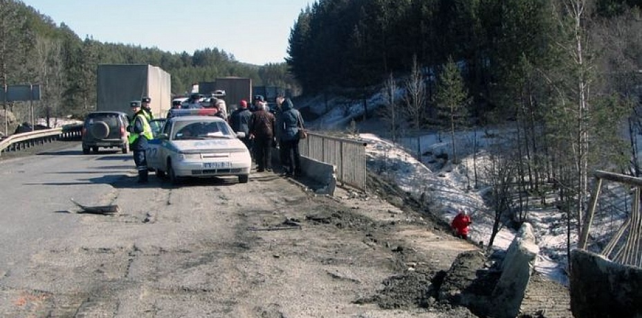 На трассе М5 около города Усть-Катав с моста упали два «КамАЗа»