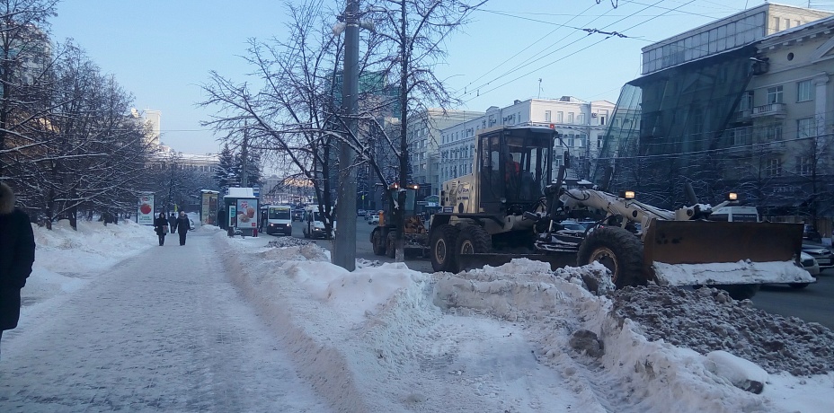 Вторые сутки в Челябинске продолжается борьба со снежными завалами