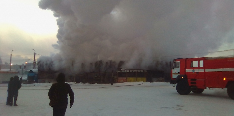 Крупный пожар уничтожил павильоны рядом с челябинским автовокзалом. Видео