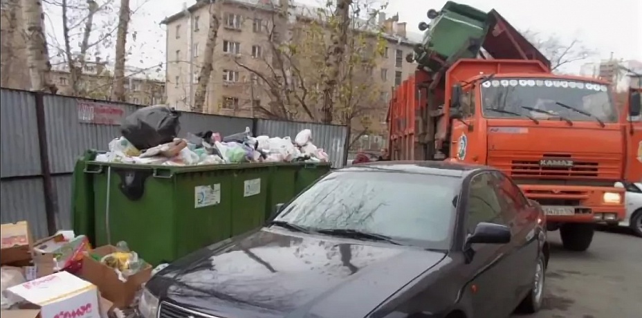 В Челябинске принудительно эвакуируют машины, мешающие проезду мусоровозов