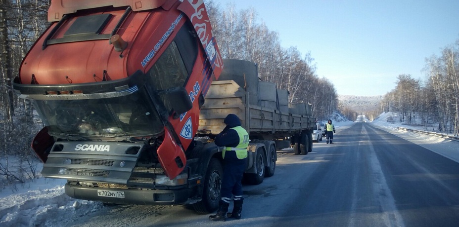 Сотрудники ГИБДД спасли замерзающую на южноуральской трассе семью