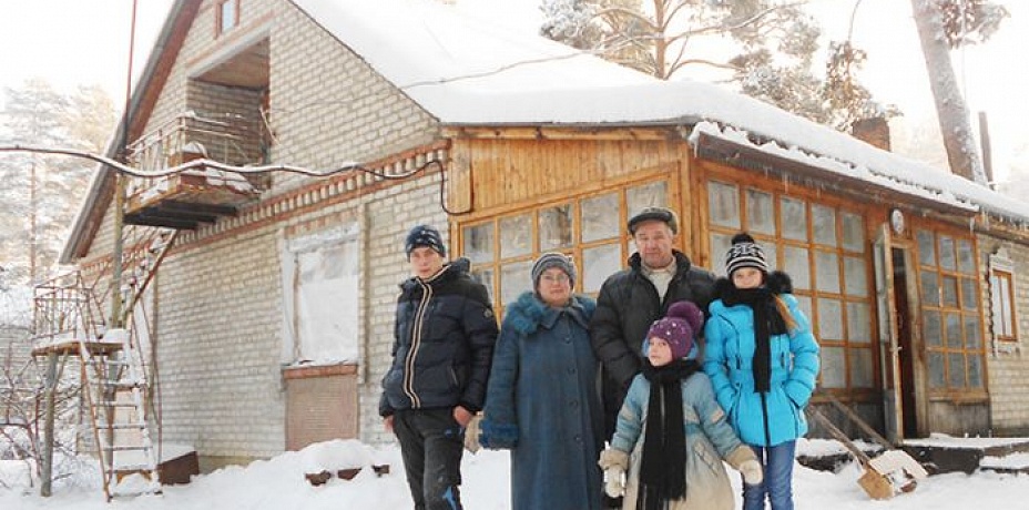 В Еткульском районе у семьи отняли дом