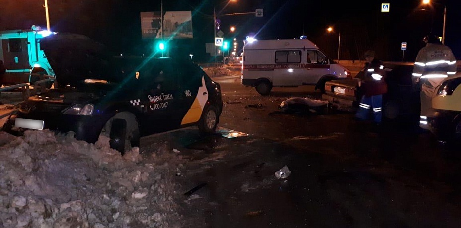Иномарка «Яндекс Такси» протаранила «семёрку» и врезалась в забор в центре Челябинска