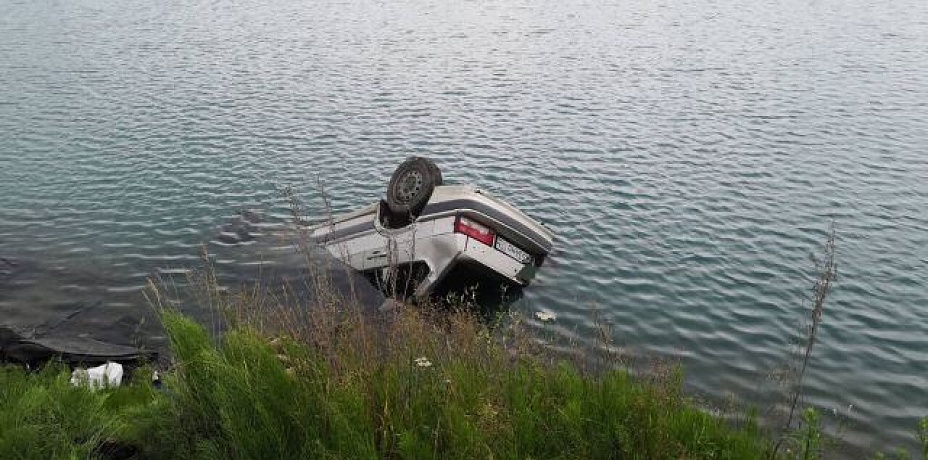 Погибли женщина и ребёнок в упавшем в воду автомобиле в Кусинском районе (ФОТО)