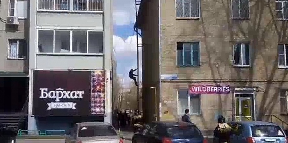 Мужчина, пытавшийся спрыгнуть с крыши в Челябинске, сдался