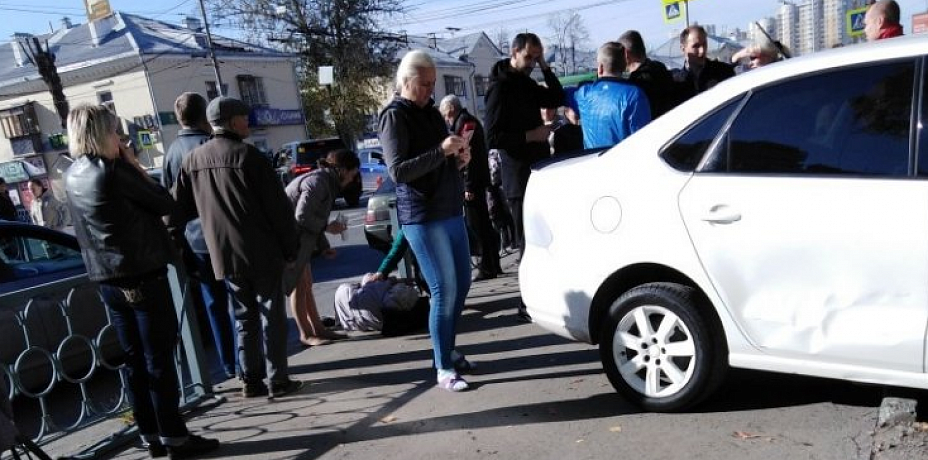 В Екатеринбурге Volkswagen сбил двух женщин на тротуаре