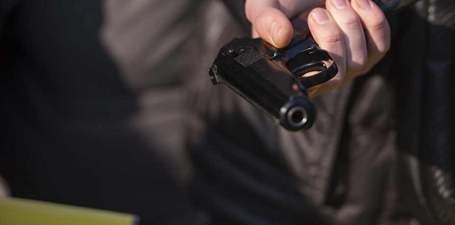 Вооруженный пистолетом мужчина угрожал прохожим в Магнитогорске