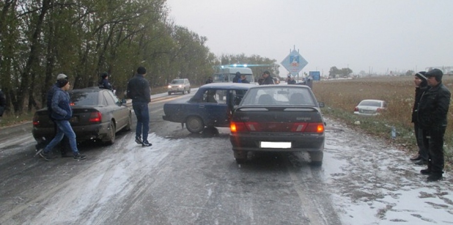 По первому снегу врезался в две машины водитель «семёрки» в Увельском районе
