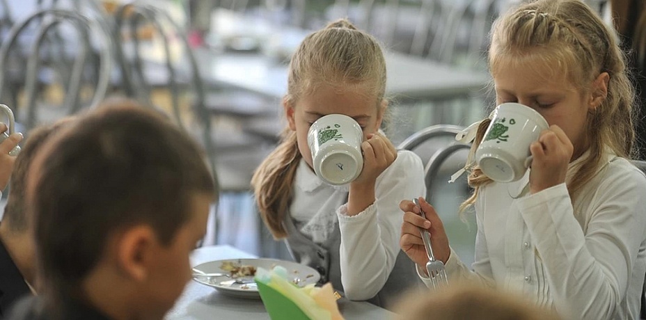 В Челябинской области детей заставляют пить ледяное молоко на переменах