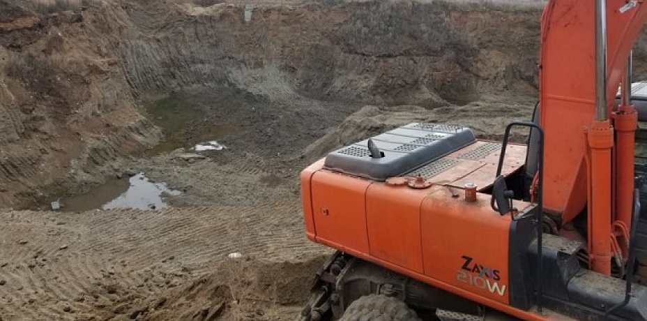 Глубокий карьер и свалка мусора обнаружены на берегу Шершневского водохранилища