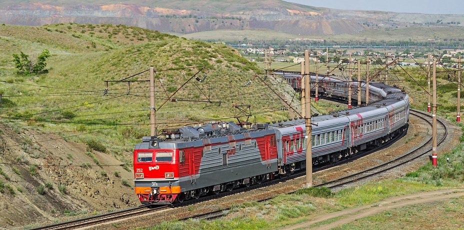 В Казахстане из-за взрыва боеприпасов задержали челябинский поезд. Видео