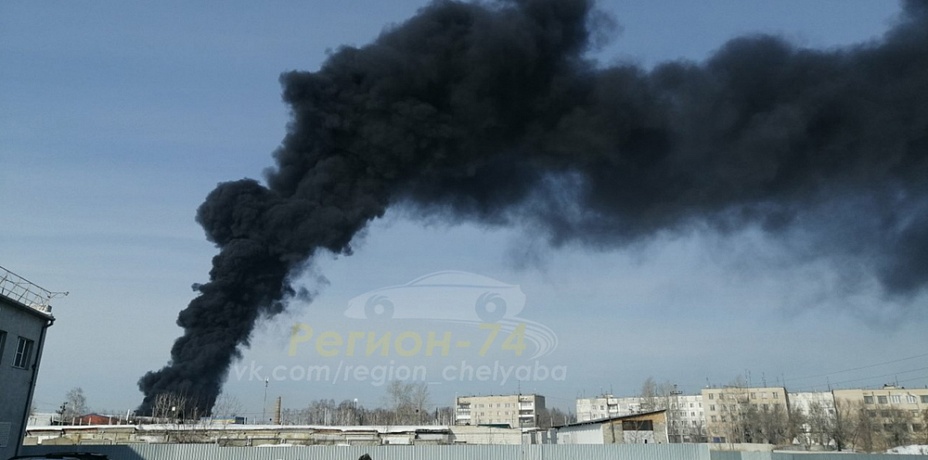 Столб черного дыма возвышается над горящим цехом в Челябинске