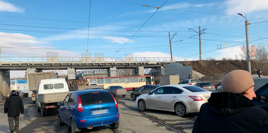Вагон встал поперек дороги: в Ленинском районе Челябинска трамвай сошел с рельсов