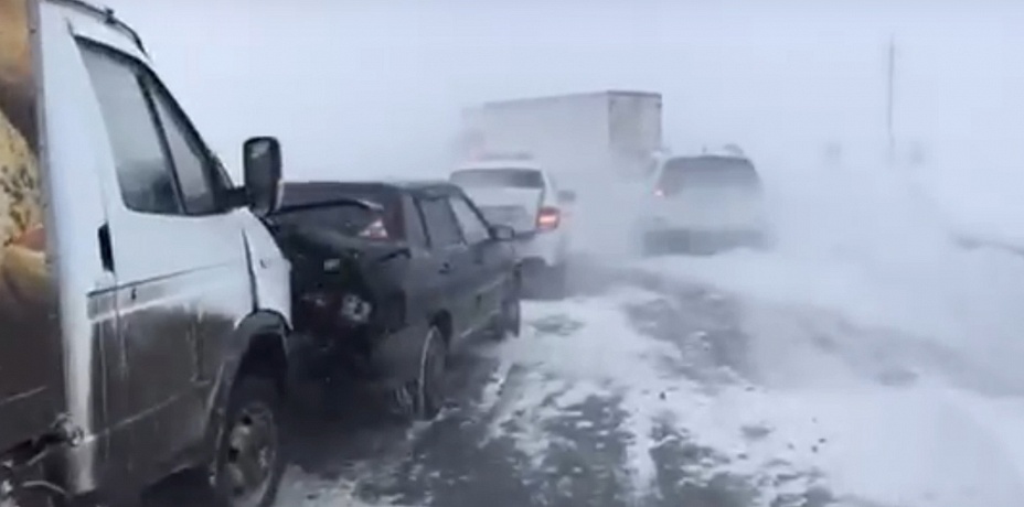 Около десяти машин столкнулись из-за снега на юге Челябинской области