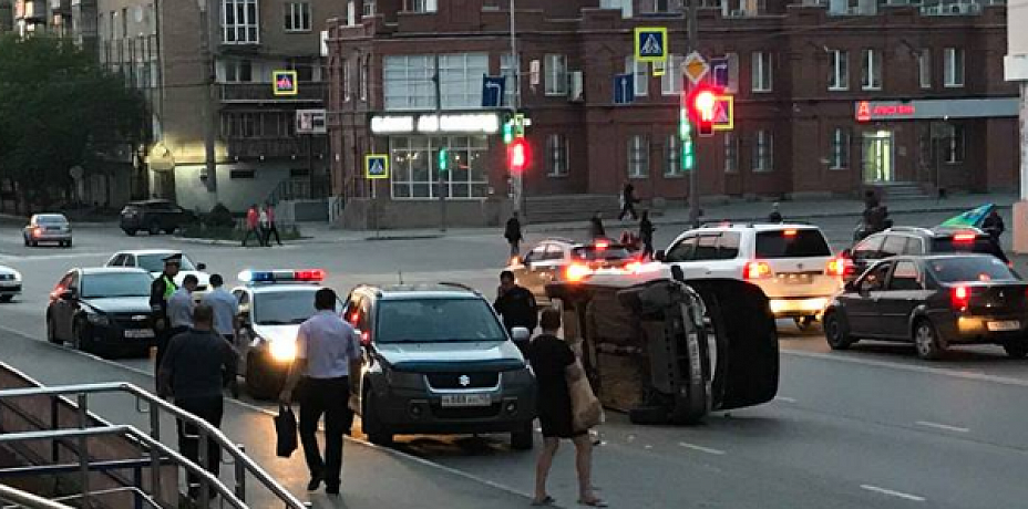 В Кургане люди в форме перевернулись на ВАЗ-2110