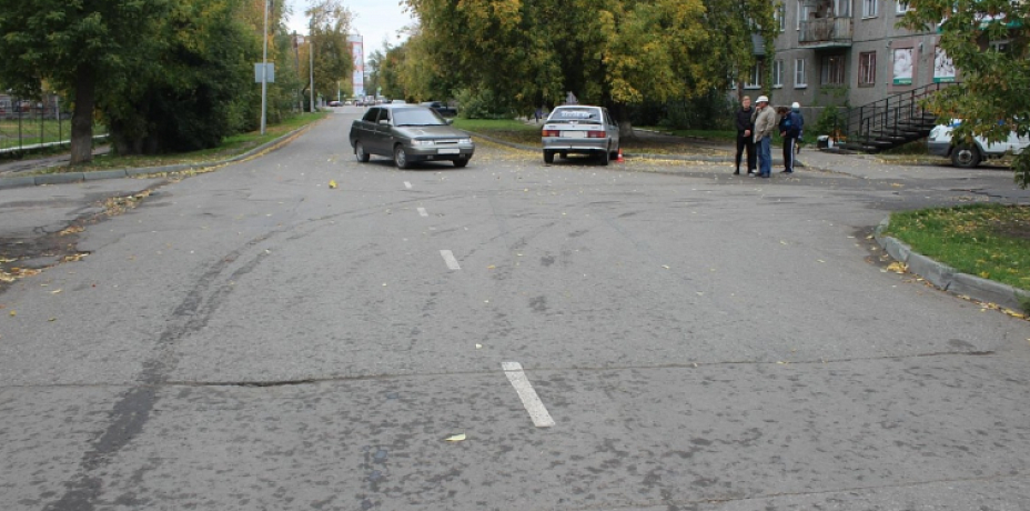 В Кургане, уходя от столкновения, водитель "Жигулей" сбил двух девушек