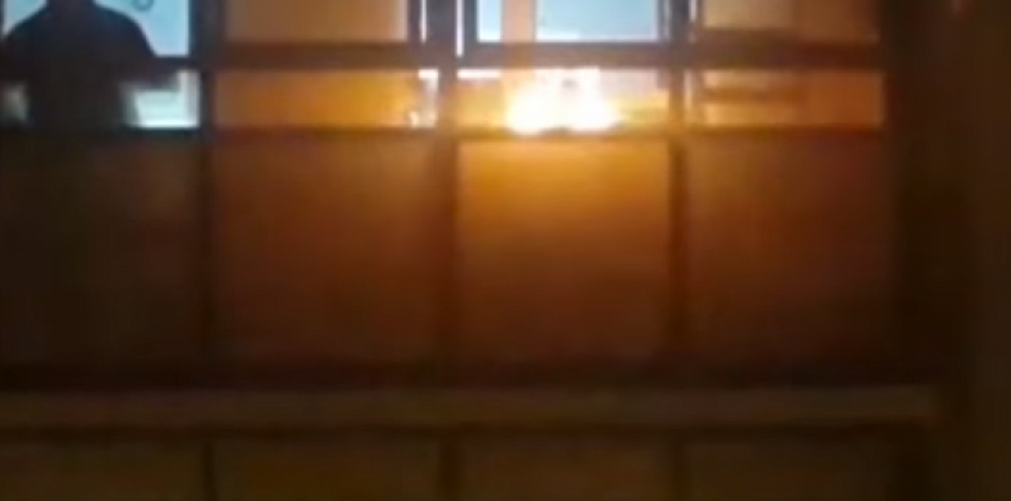 В Екатеринбурге жильцы дома развели костер на балконе
