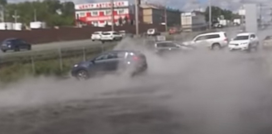 В Челябинске площадку у автосалонов на Свердловском тракте затопило кипятком 