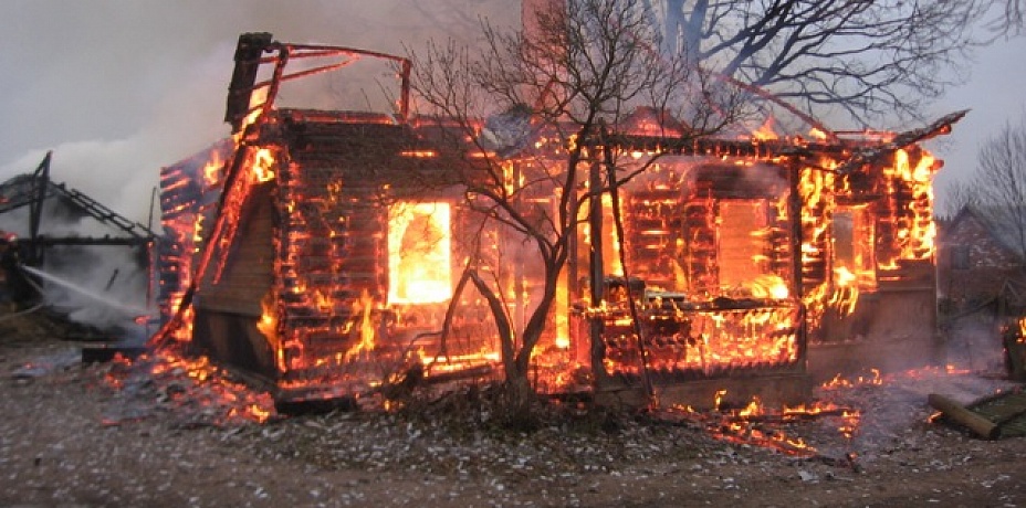 Загоревшийся из-за неосторожности жильца деревянный дом в Саткинском районе помогали тушить православные монахи