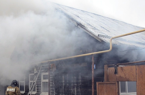 В Березниках пожарные спасли пенсионерку из горящего дома