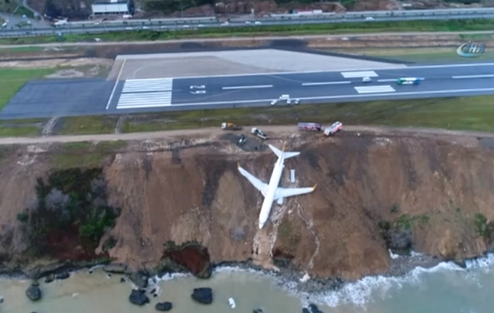 При посадке в Турции самолет слетел с обрыва (видео)