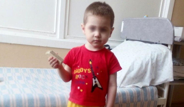 «Был легко одет». В подъезде Челябинска нашли трехлетнего ребенка 