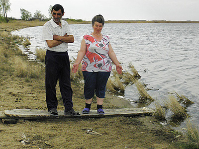 Берега озера Куль-Куль в поселке Неверово Троицкого района завалены мертвой рыбой