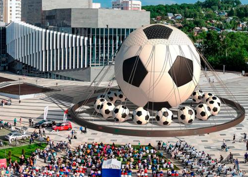 В Челябинске надули самый большой в мире мяч