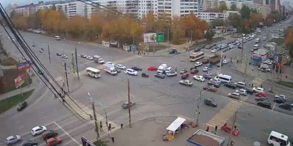 Движение на «северке» в Челябинске встало из-за ДТП с маршруткой
