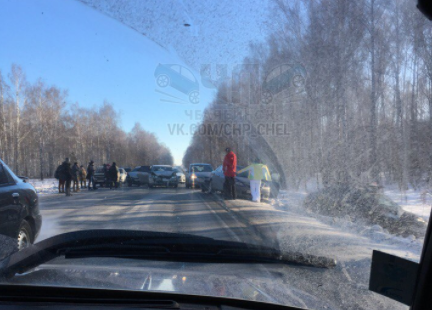 На трассе в Челябинской области столкнулись шесть авто