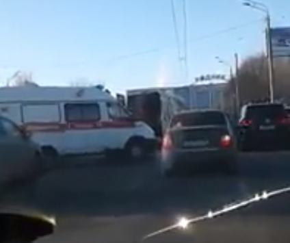 В Челябинске у ТРК "Родник" в ДТП с маршруткой ранены 5 человек