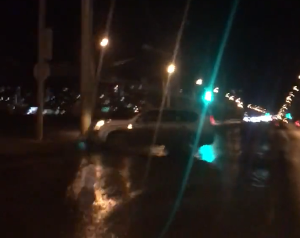 В Кургане внедорожник врезался в столб на проспекте Голикова (видео) В Кургане внедорожник врезался в столб на проспекте Голикова (видео)
